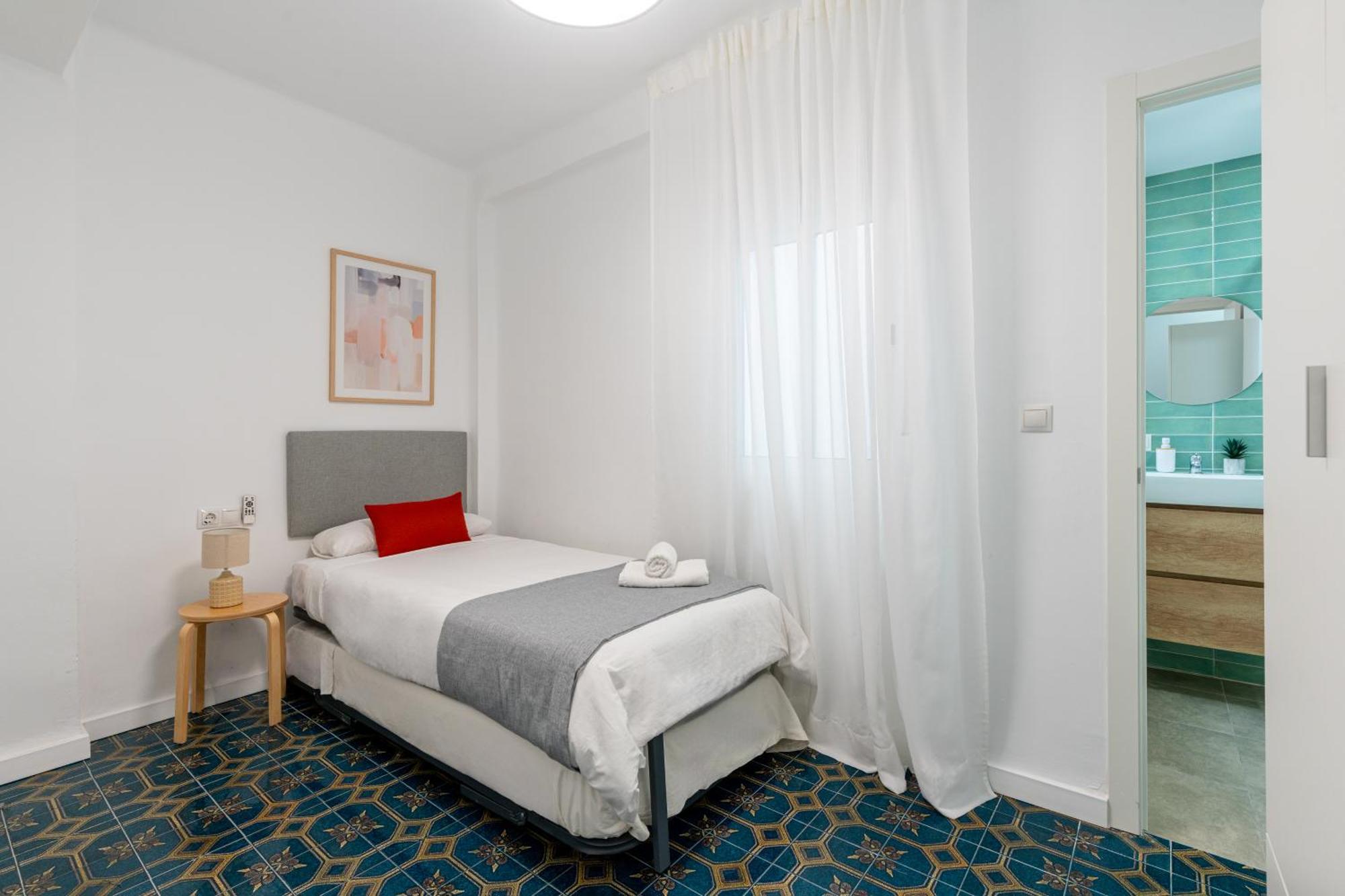 Piso Elegante Y Nuevo De 3 Habitaciones Y 2 Banos Севилья Экстерьер фото